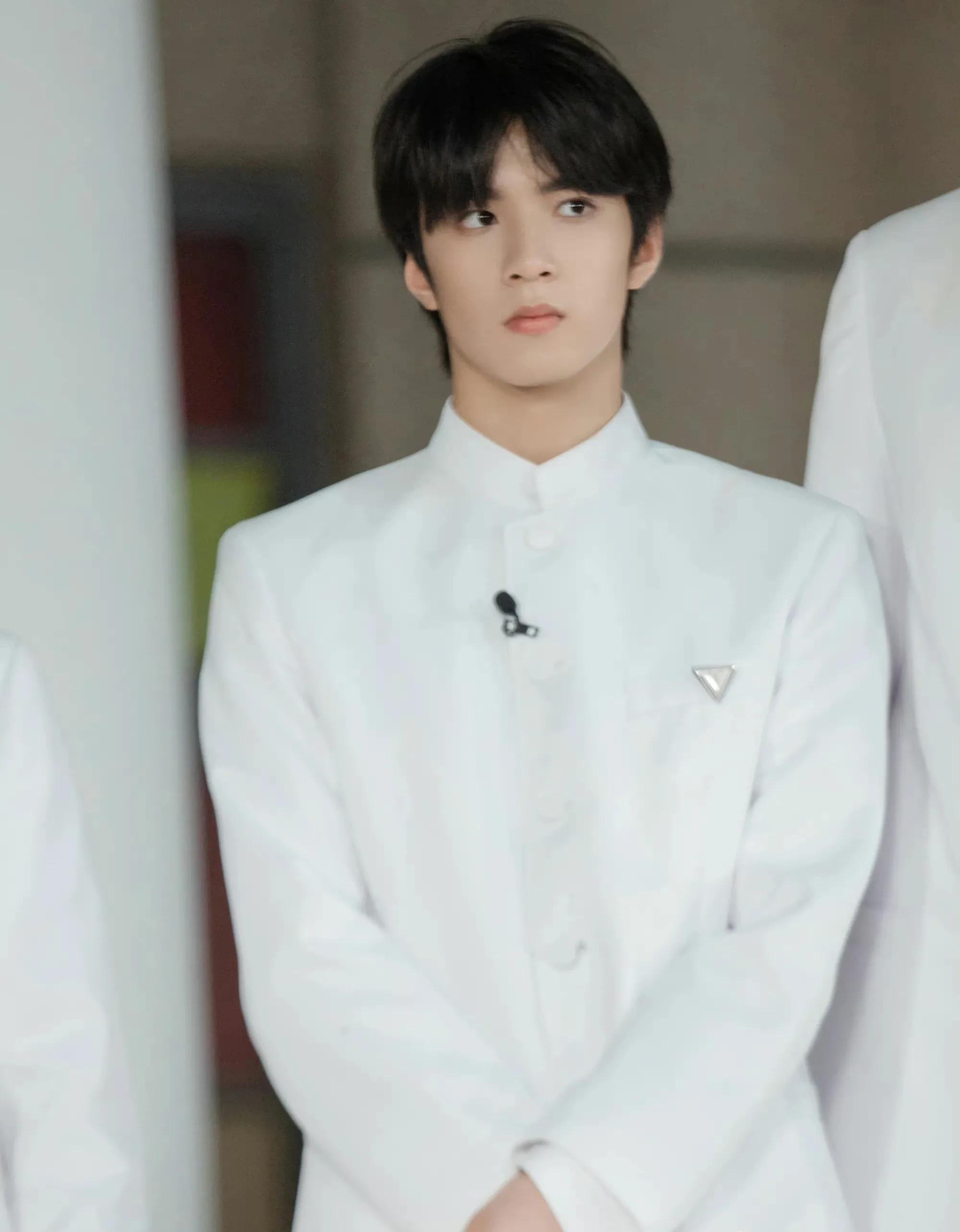 男明星"中山装"大赏:成毅王一博又正又帅,朱一龙让人移不开眼