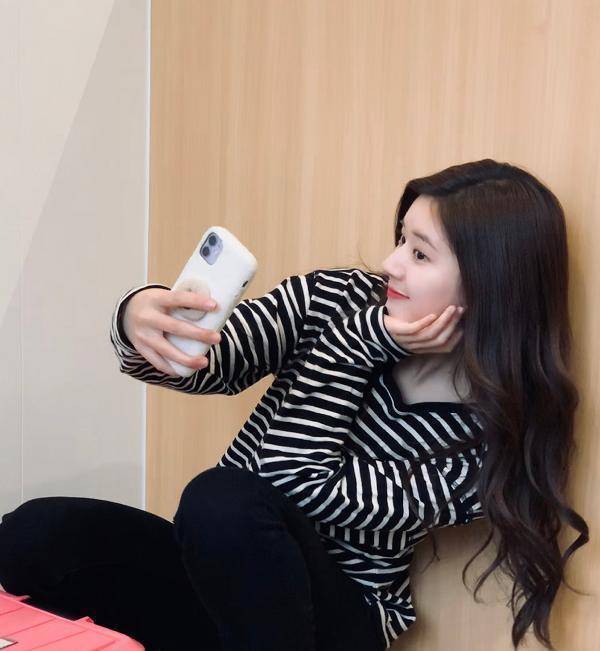 赵露思直接把腿摆成"x"的形状,上身也抱住了腿,这也要求肚子上不能有