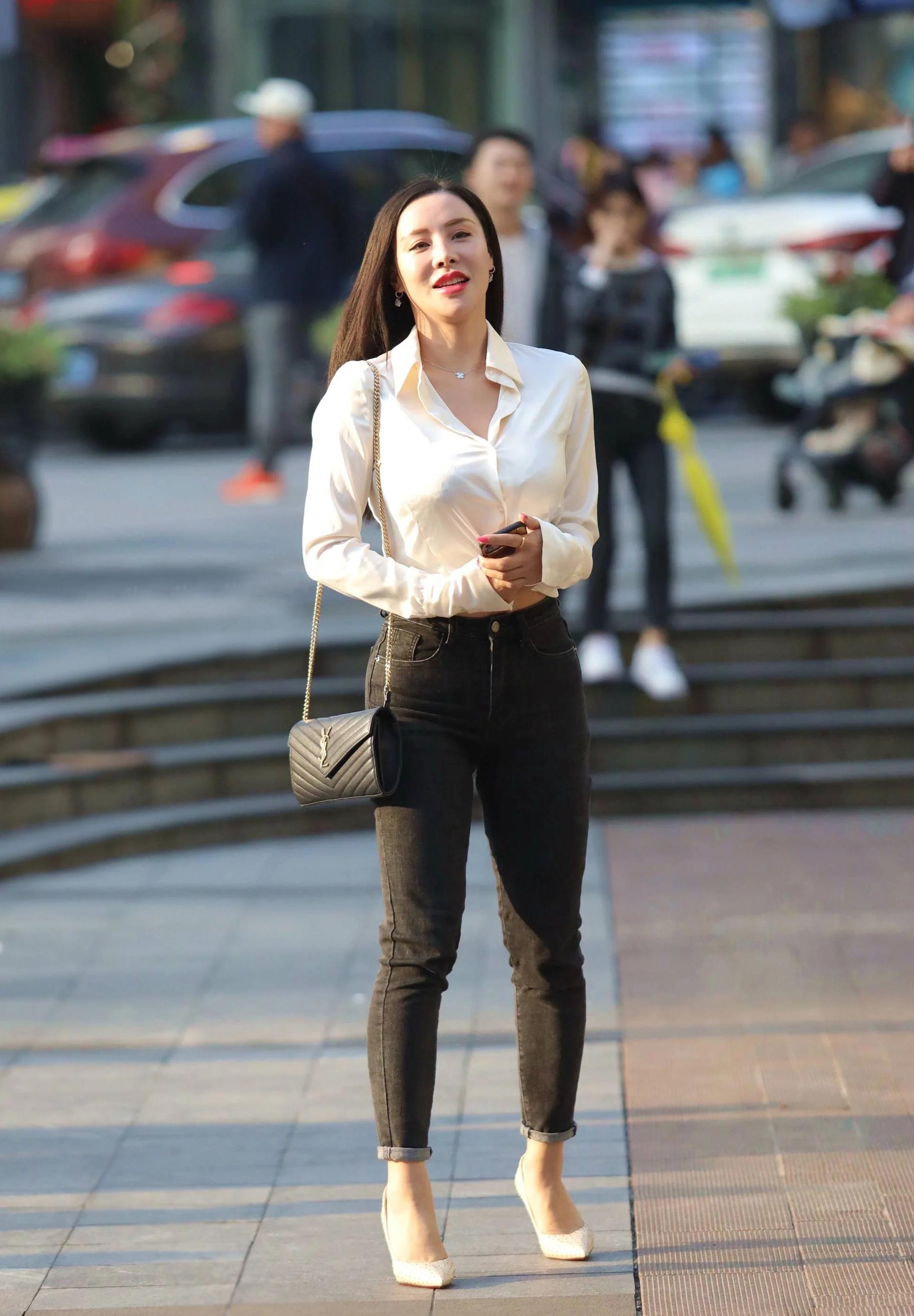 干练型女生的搭配,衬衫搭配牛仔裤,展现出挺拔的身姿,干练的美_身材