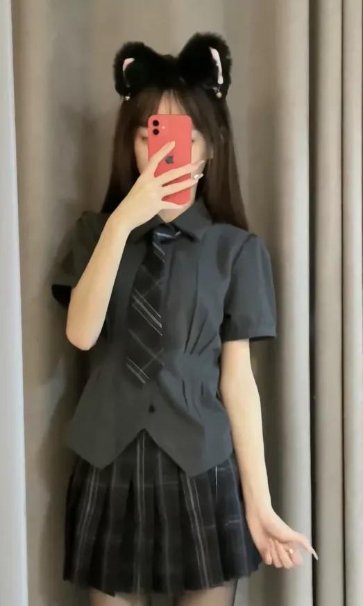 大家认为深蓝色网格jk制服,搭配时尚还是白丝呢?_褶子_上身_裙子