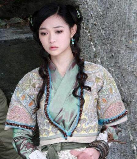 2009年邓超版《倚天屠龙记,何卓妍在剧中饰演小昭一角.