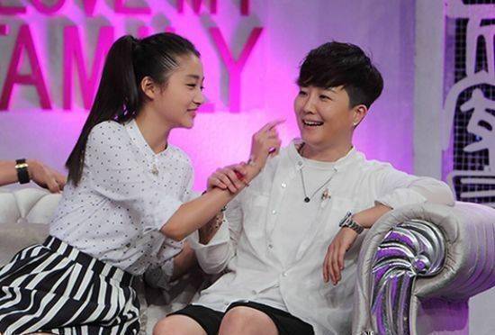 关晓彤和姐姐关晓丹颜值天壤之别,一个是大明星,一个卖拉面_当红_鹿晗