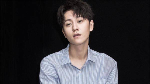 其实秦俊杰在娱乐圈不算是长相非常优秀的男明星,相反有人觉得他的