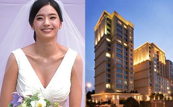 虽然当时举办婚礼的时候只有亲朋好友出席,韩彩英现在想起当时结婚时