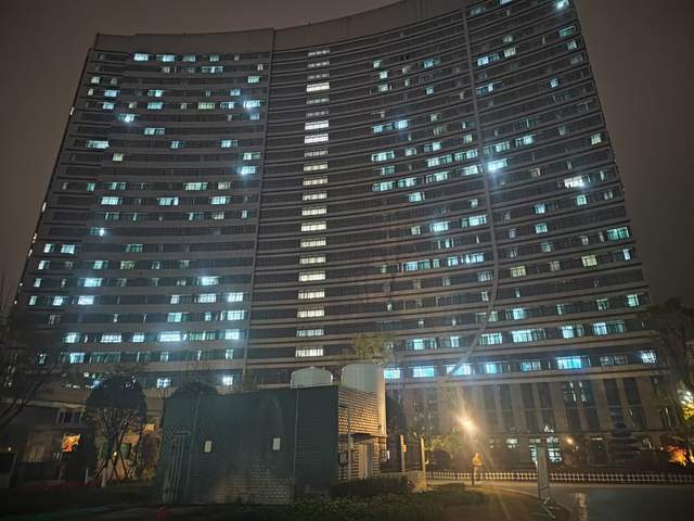 南充;夜色中的川北医学院附属医院住院部大楼,这亮灯率真是高_医生