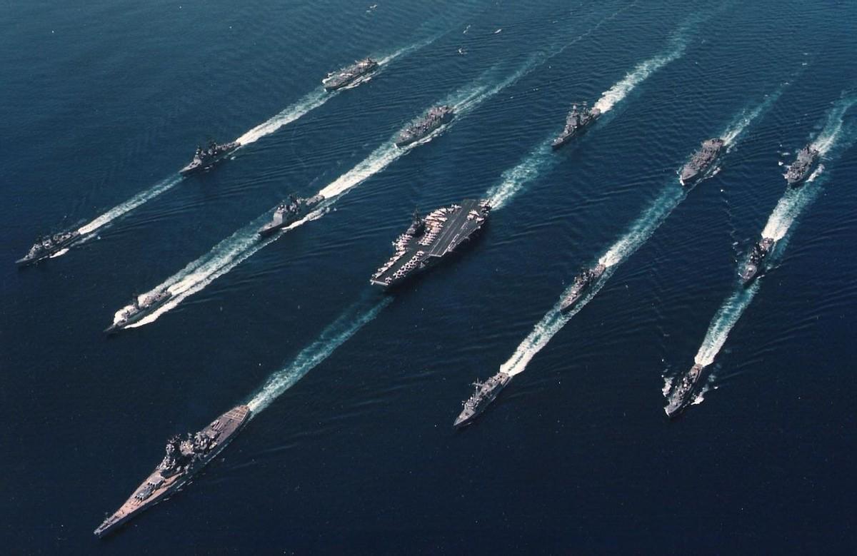 美国海军同时挑战中俄大国,美航母战斗群凭什么敢如此耀武扬威?