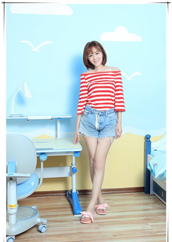 身穿条纹t恤的叶一茜实在是太可爱了,像个18岁的小姑娘,下身搭配牛仔