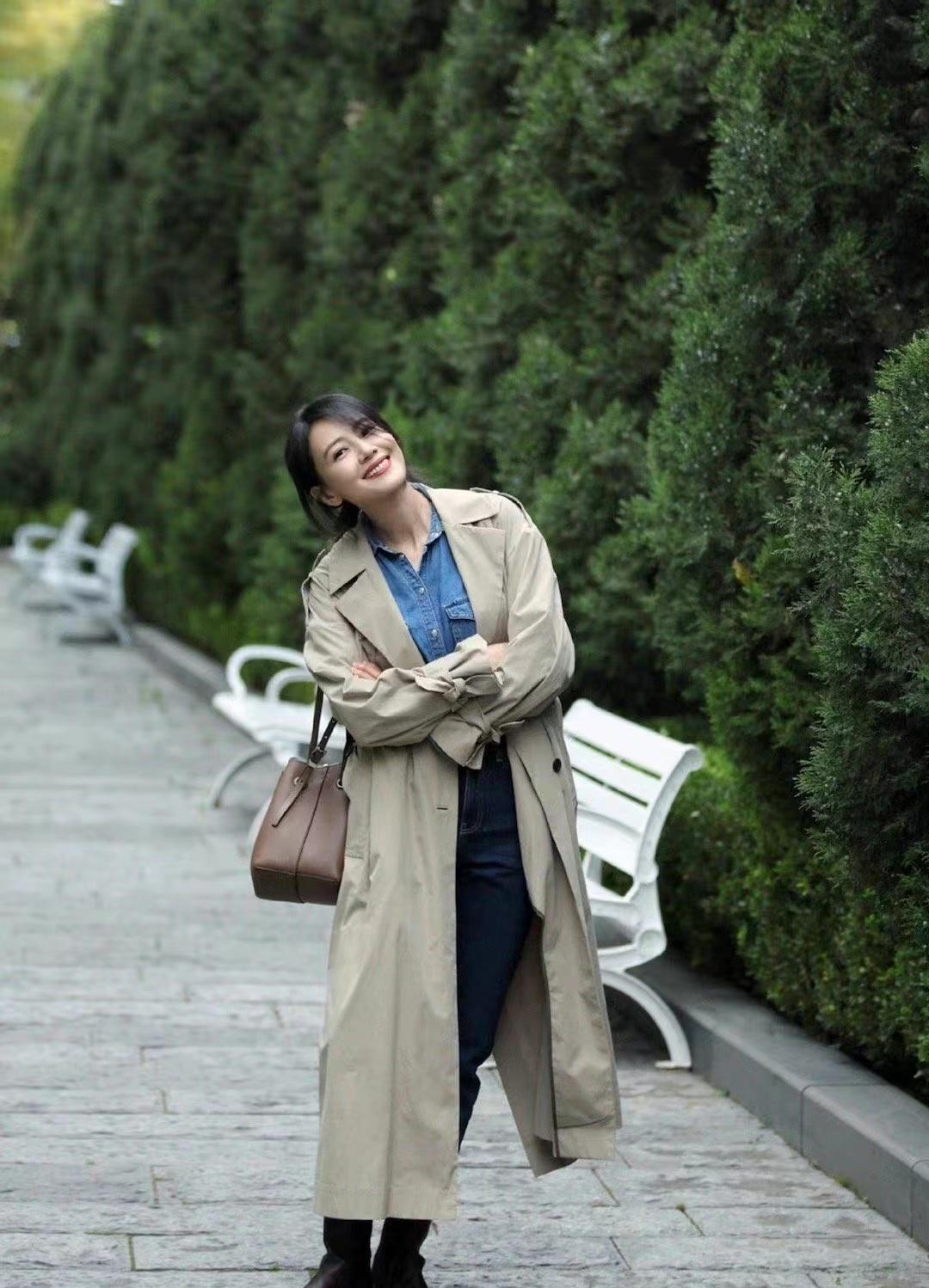 高圆圆风衣穿搭,搭配牛仔衬衫或者叠穿配牛仔裤,简约经典又保暖_时尚