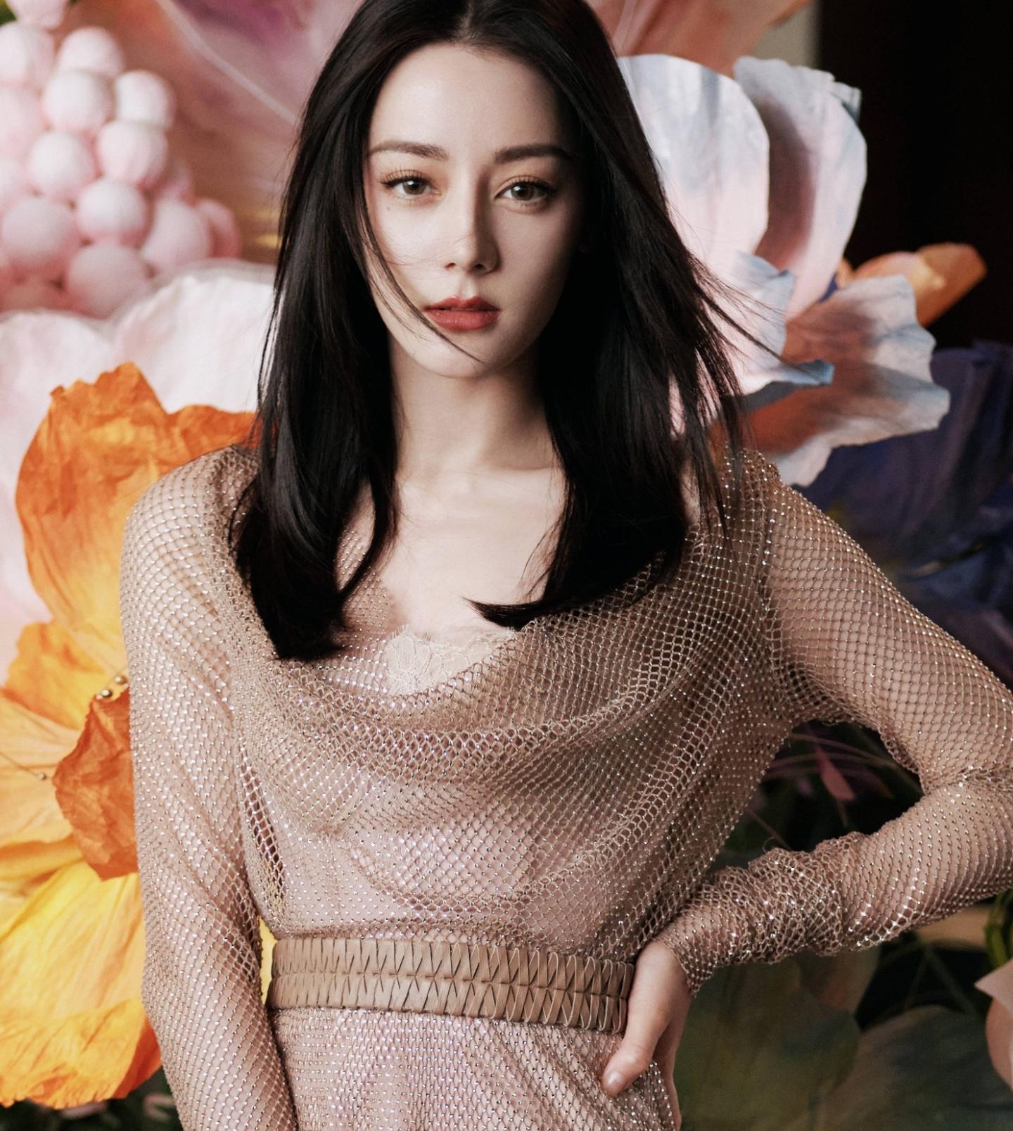 热巴室外出席活动被冻发抖,穿衣太少尺度大,领口滑落肩膀险走光_衣服