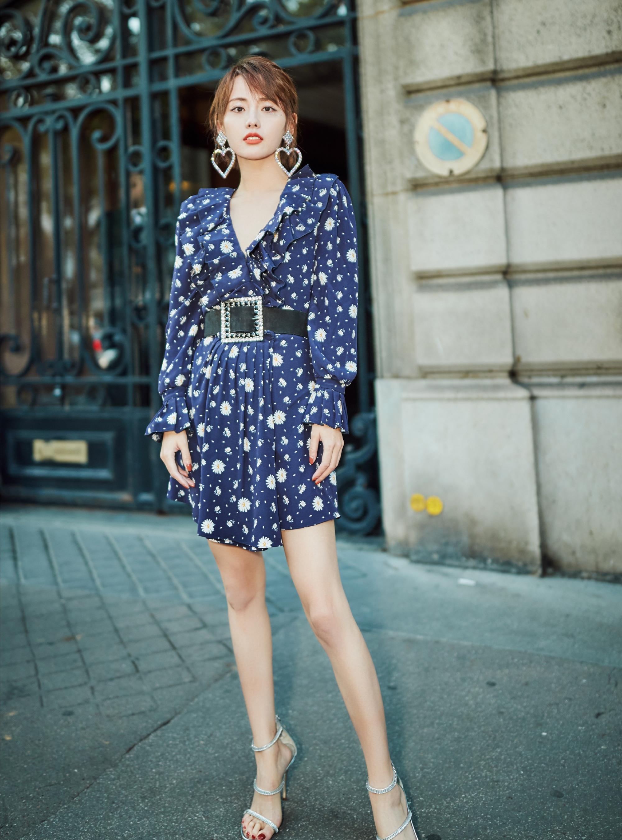 "张嘉倪现身活动,"星空"裙格外吸睛,落落大方很知性_设计_气质_裙子