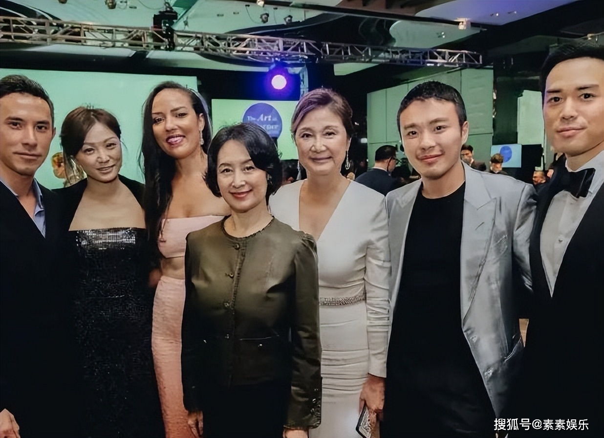 郭晶晶手提名牌包包参加晚宴,和霍启刚十指紧扣一起恩爱登台_香港