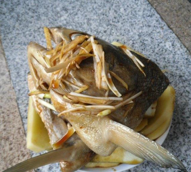 煎蒸咸鱼头,咸香味美,下酒下饭_土豆_茄子_压力锅