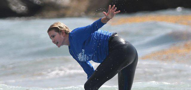 伊万卡素颜海滩冲浪,皮肤紧致身姿挺拔,网友:笑得也很甜美_海浪_金发