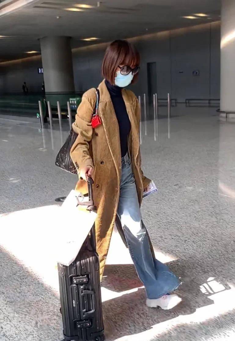 鲁豫骨瘦如柴并不漂亮,但穿阔腿裤配长大衣,遮身材还特显年轻!