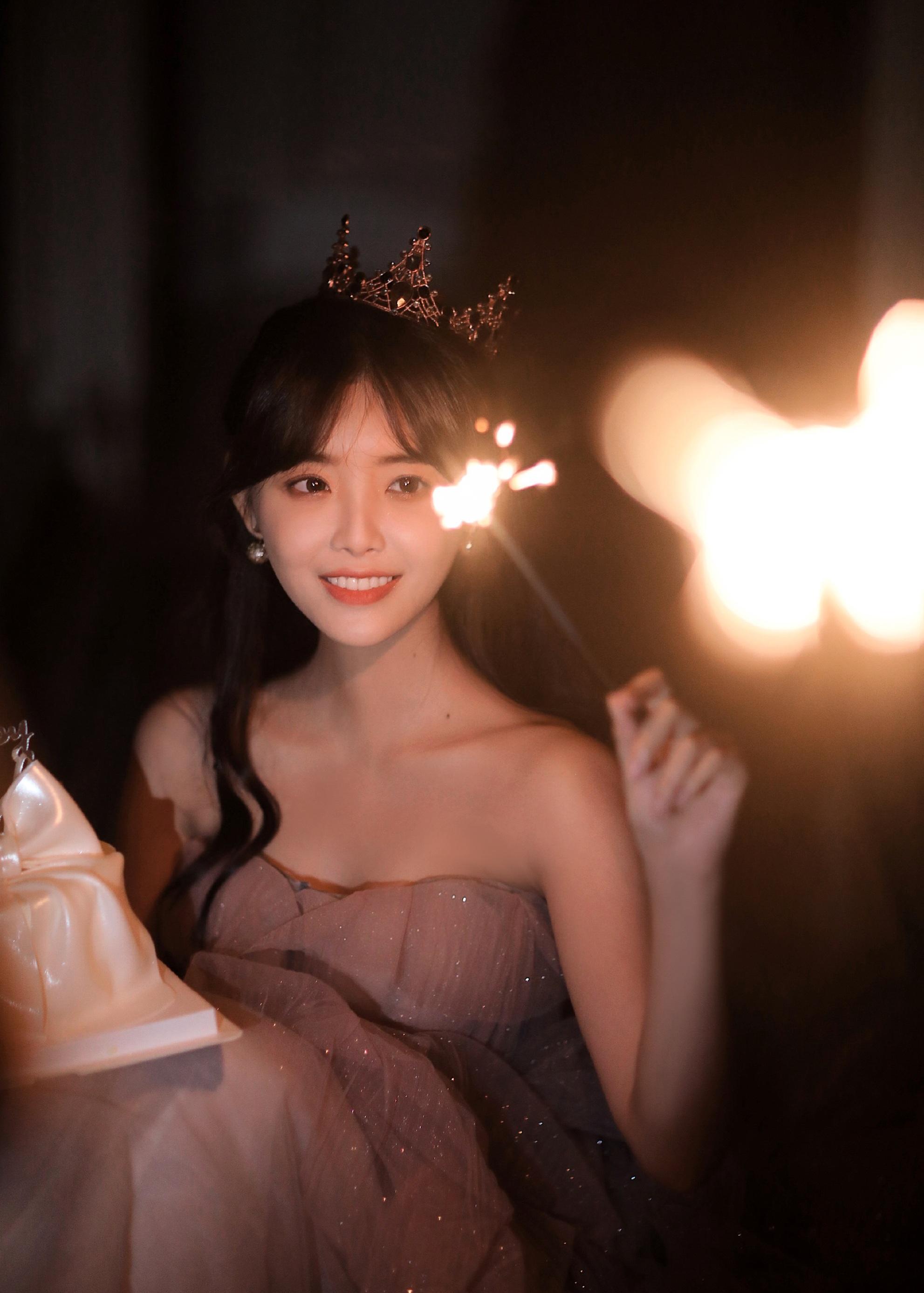 青春女星朱容君晒出生日活动照片,头戴后冠,青春靓丽