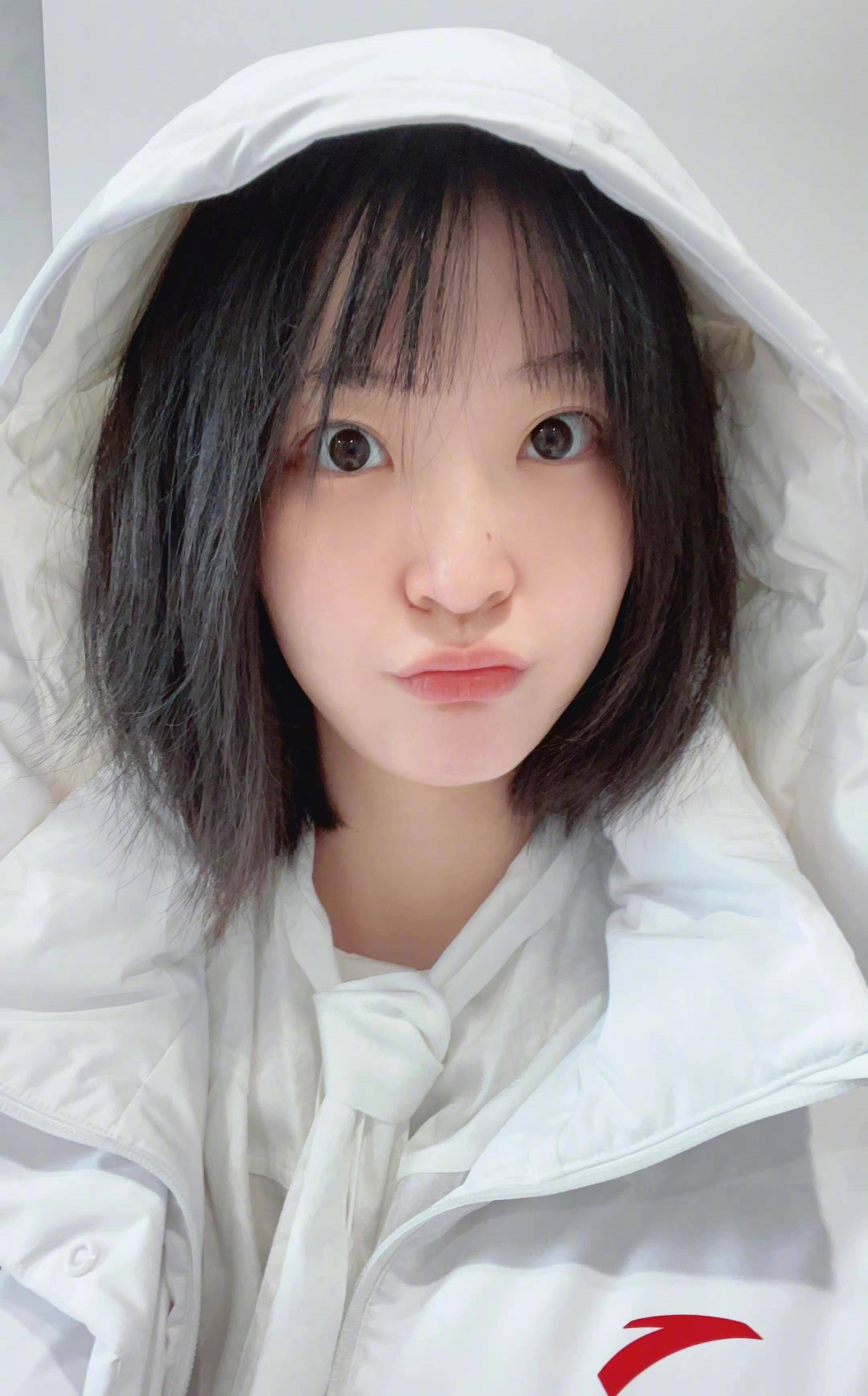 惠若琪晒可爱照,调侃女儿头发,国产外套是"亮点"_退役_排球_照片