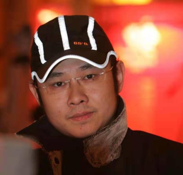 50岁的歌手刀郎近照曝光,胖了不少,一脸的老年斑,尽显老态!