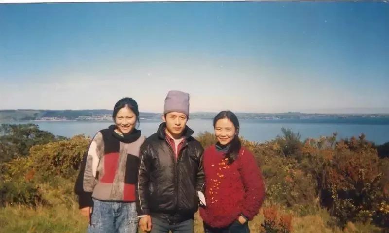 顾城为此多次自杀,但都被谢烨救下来,而《英儿》这本书正是这个时候写