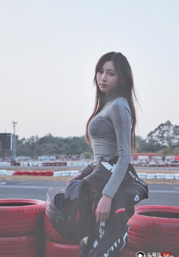 23岁重机性感女神「痞幼」拥亿万身价,坐拥8豪宅及7