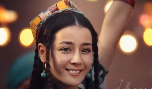 迪丽热巴刚出道策划照疯传,穿民族服装翩翩起舞,这颜值认真的?