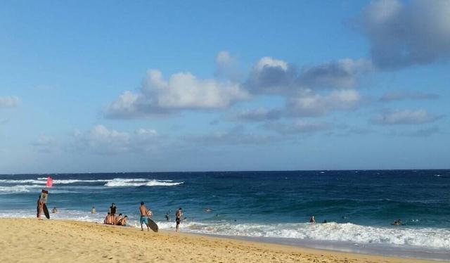 白沙滩位于欧胡岛,它是夏威夷排名前五位的著名海滩之一!