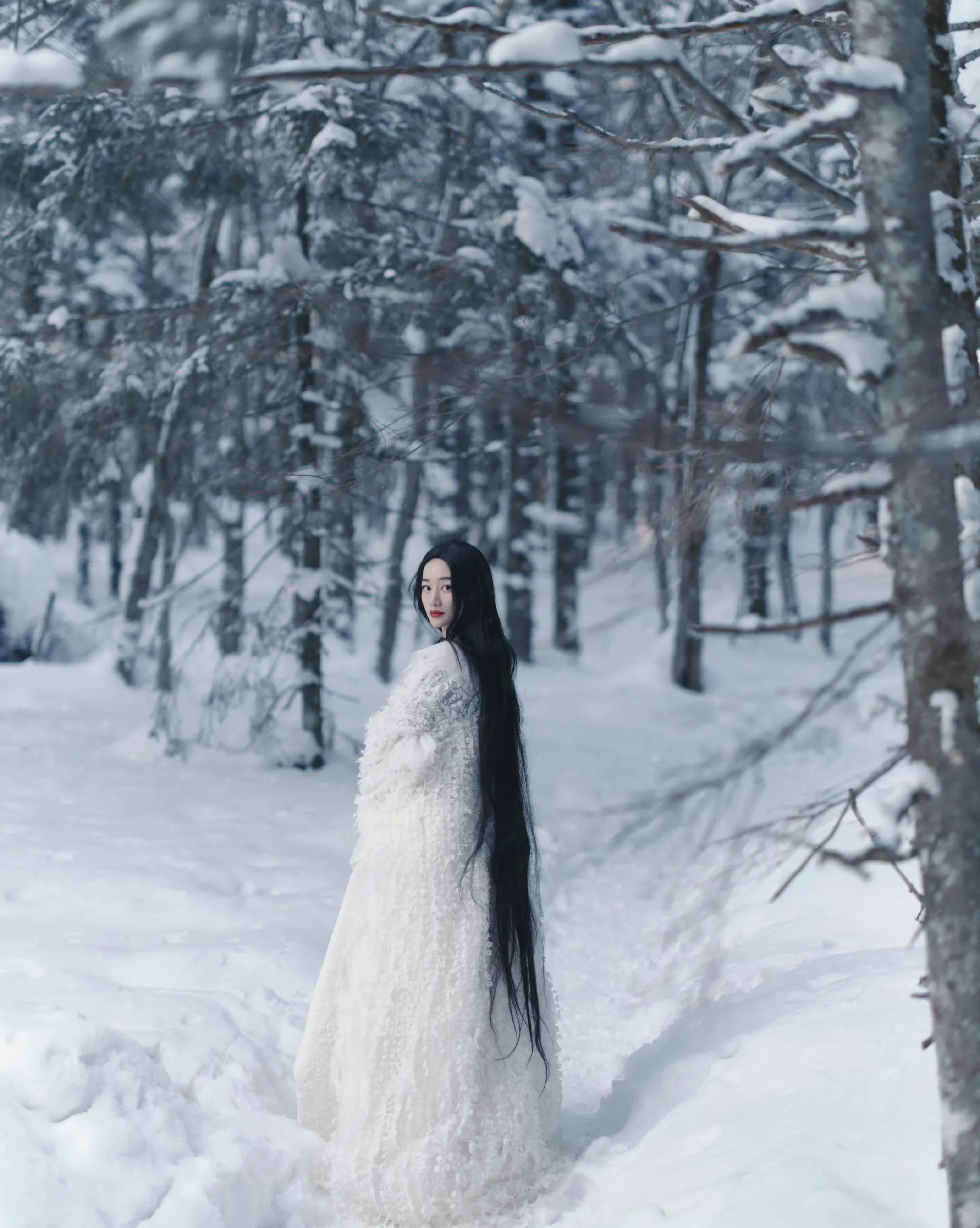 郭曉婷雪地精靈大片 穿皮草露香肩雪膚嫵媚似白狐 清冷仙氣又妖嬈