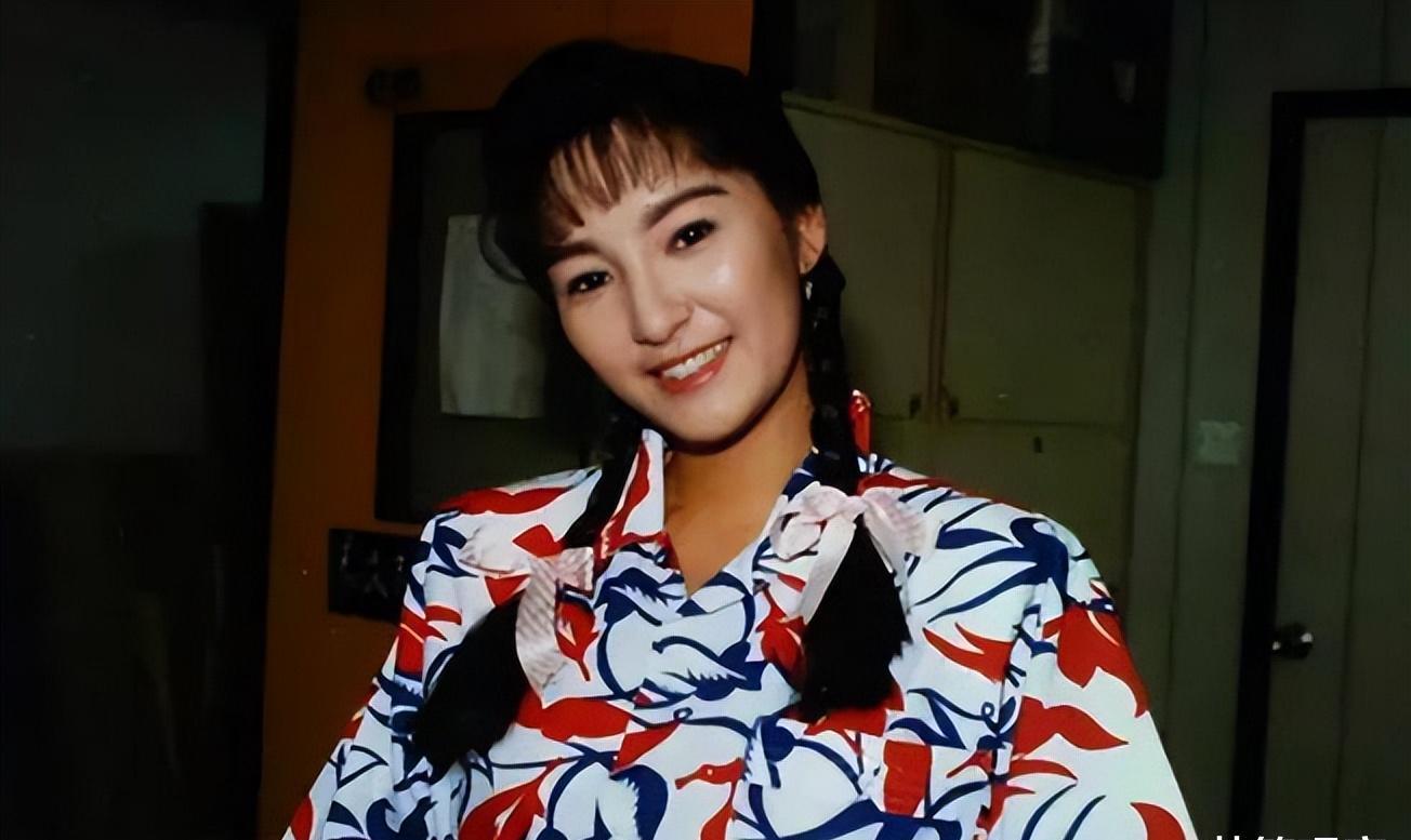 雪梨名作众多,有《亲情》的容家茜,《千王之王》的洪莹莹,《满清十三