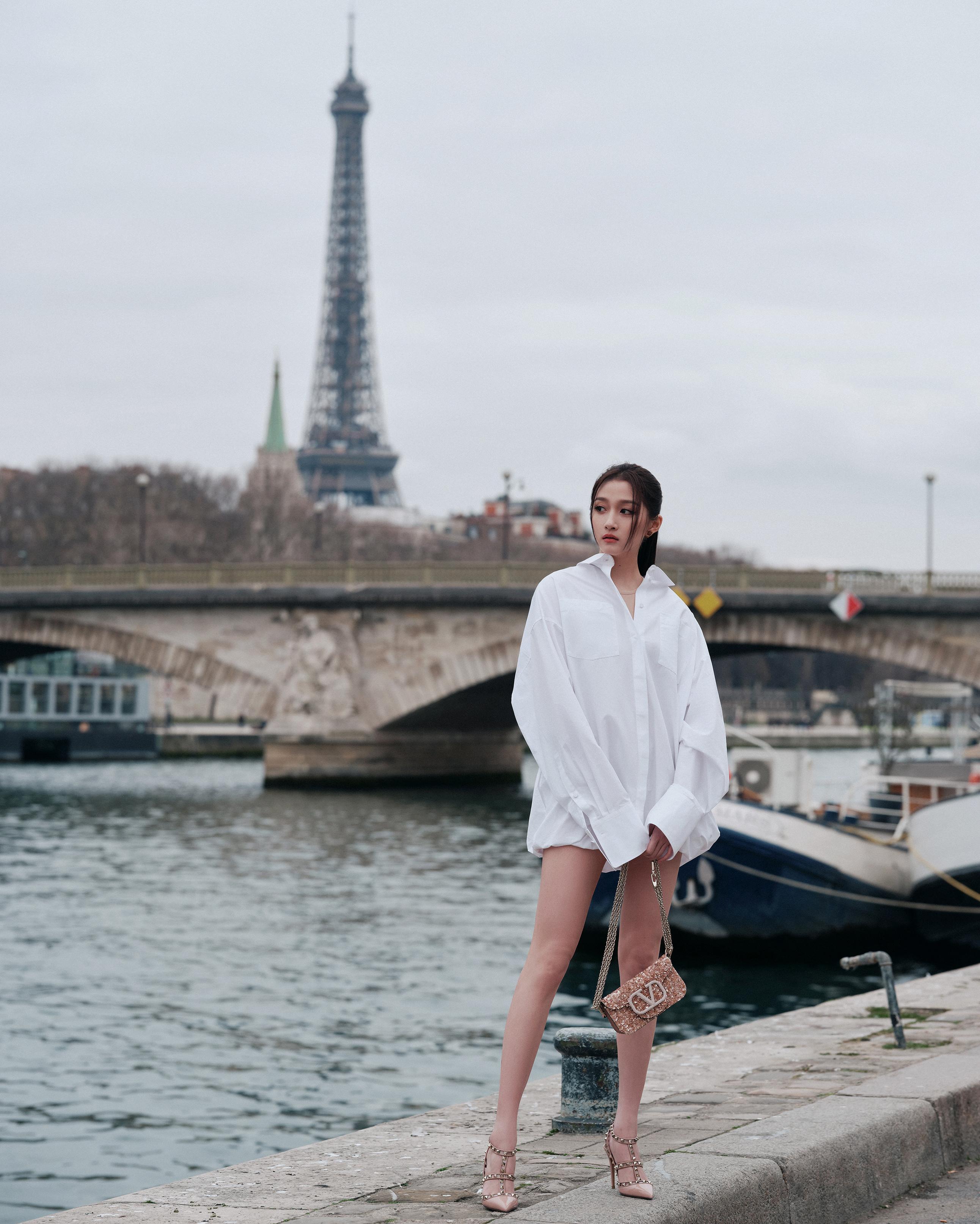 关晓彤巴黎时装周白衬衫造型,美腿实力抢镜!