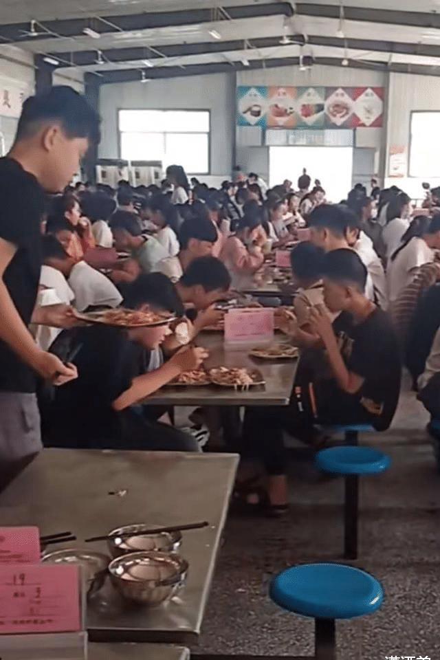 学生点外卖被校务人员按倒训斥，网友：训斥可以，按倒不行！