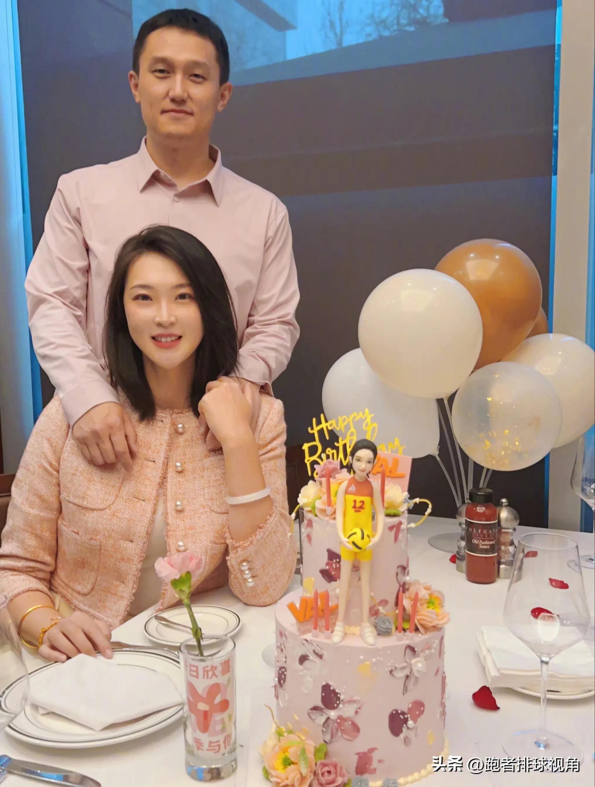 惠若琪与友人聚餐,打扮粉嫩似少女,生活精致活得精彩_排球_家庭_时间