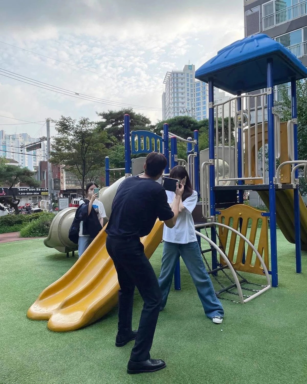 金英光和李圣经目前正在韩剧《说是爱情》中饰演韩冬辰和沈宇珠,他们