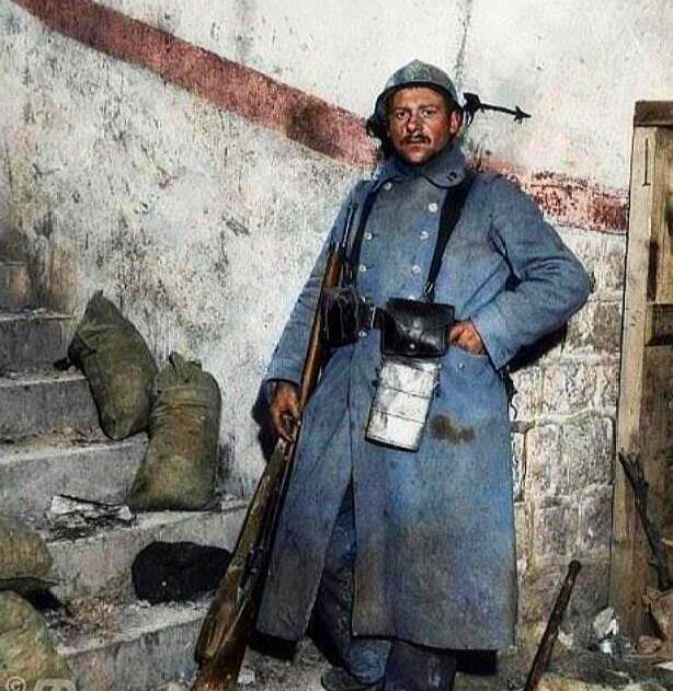 法军一战老照片:士兵喝汤打扑克,被俘士兵却一脸茫然