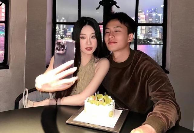 范志毅女儿晒出24岁傲人身材 高颜值情侣照,豪门男友看得津津有味