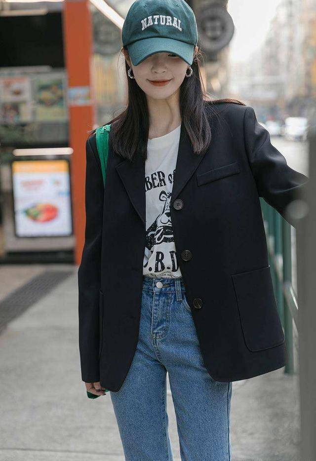 在初春,"黑色西装"才是主流穿搭,搭配牛仔裤洋气时髦_外套_款式_服饰