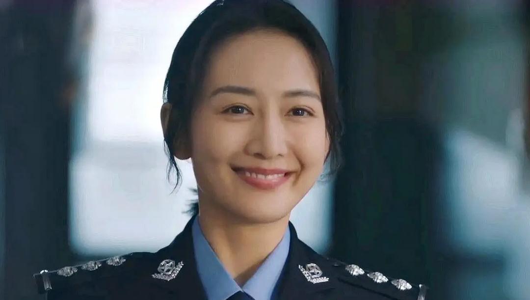 穿白警服的女警官图片