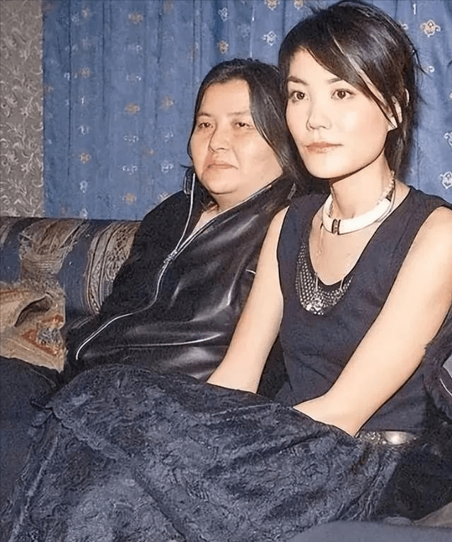 陈宝莲跳楼21年,儿子被王菲经纪人抚养长大,模样酷似干爹黄任中_母亲