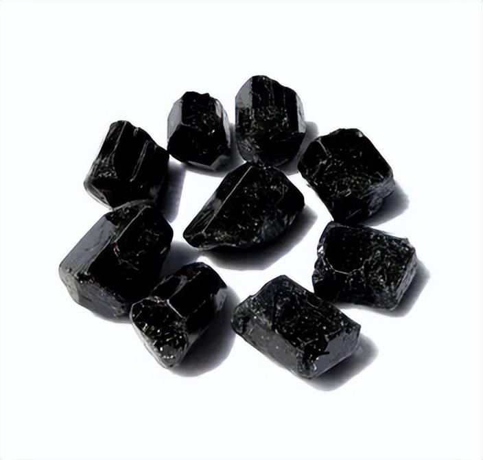 黑色碧玺原石(图源网络)黑色碧玺是碧玺矿物中的一员,其实就是富含铁