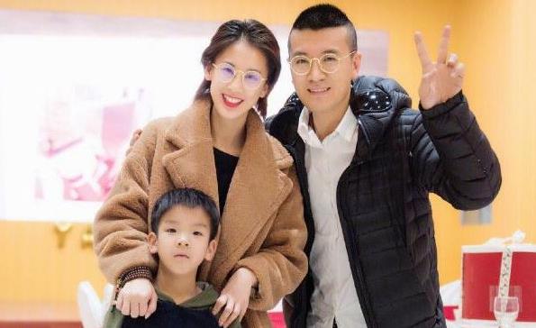 杨子深夜与女子聚餐,秀情侣手链不避嫌,却不见老婆黄圣依踪影_张羽熙