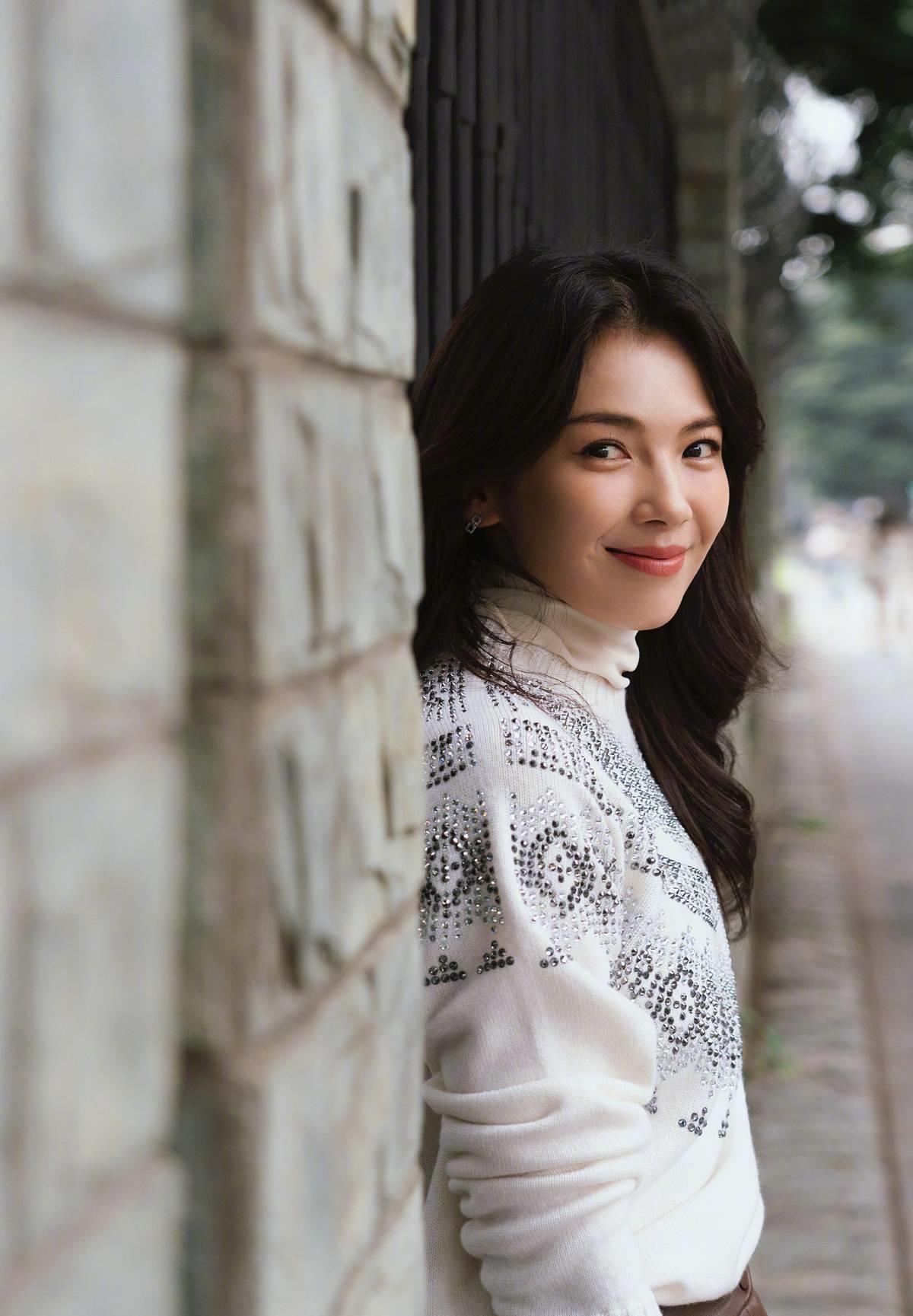 44岁刘涛状态真好,毛衣配皮裤美绝了,这样的中年女人让人嫉妒_棕色