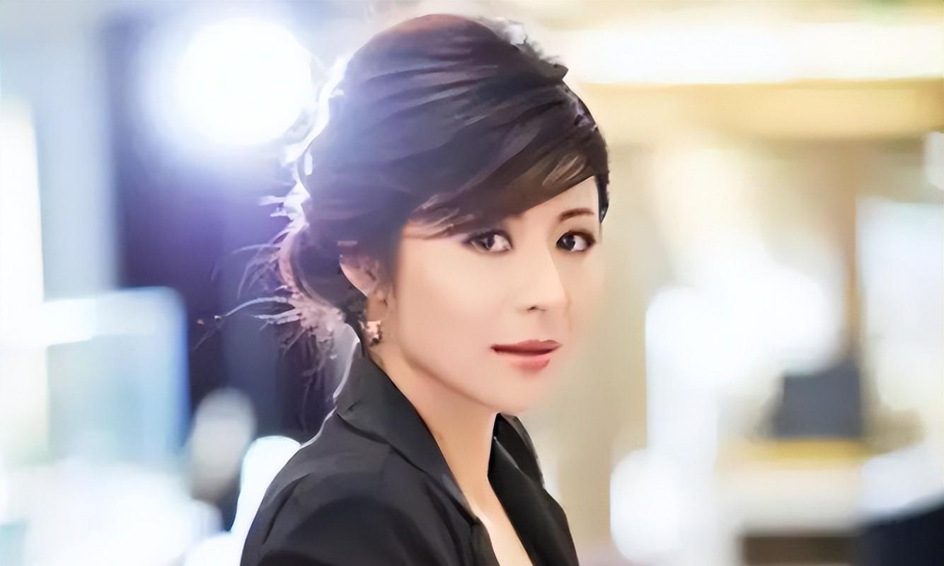 上海知名主持陈蕾再婚,50岁嫁帅气教授,李泉林栋甫现身豪华婚礼_网友