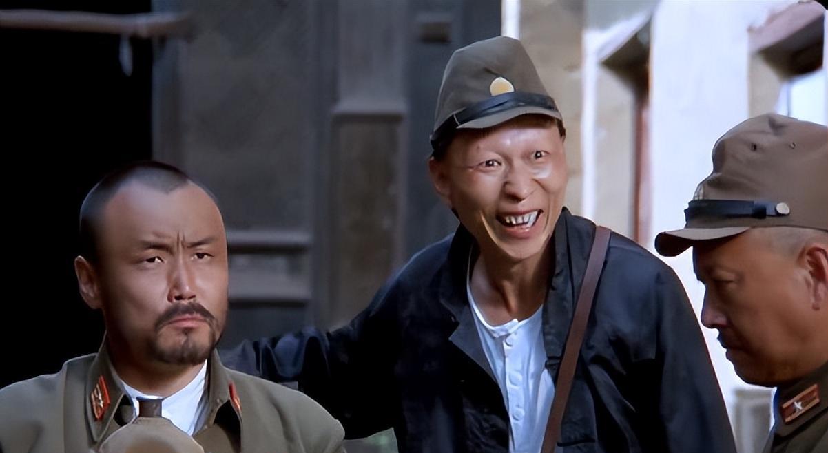 也是电影《举起手来》,贪生怕死,笑得一脸谄媚的翻译官.