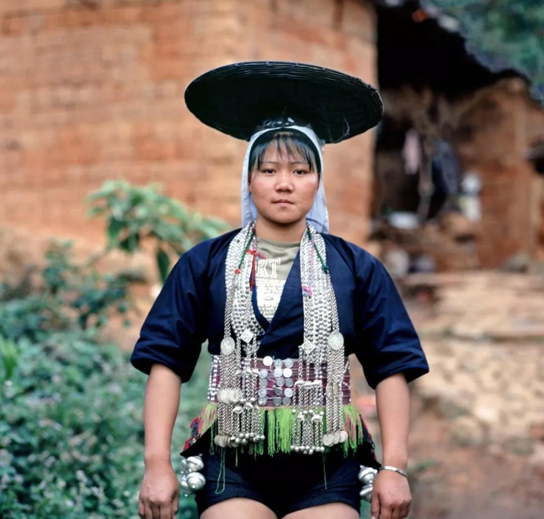 云南开放的奕车族,以粗腿为美一生都穿"超短裤",上衣穿法独特_衣服