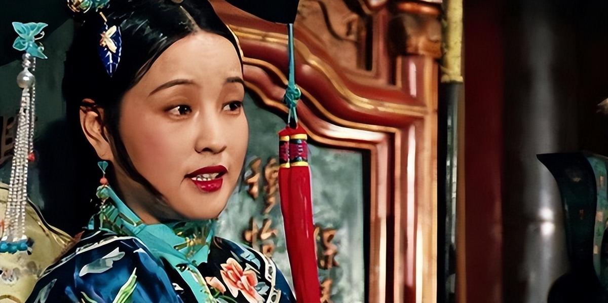 最后,在刘晓庆的强烈要求下,剧组才在刘晓庆的盒饭中加了几片肉.