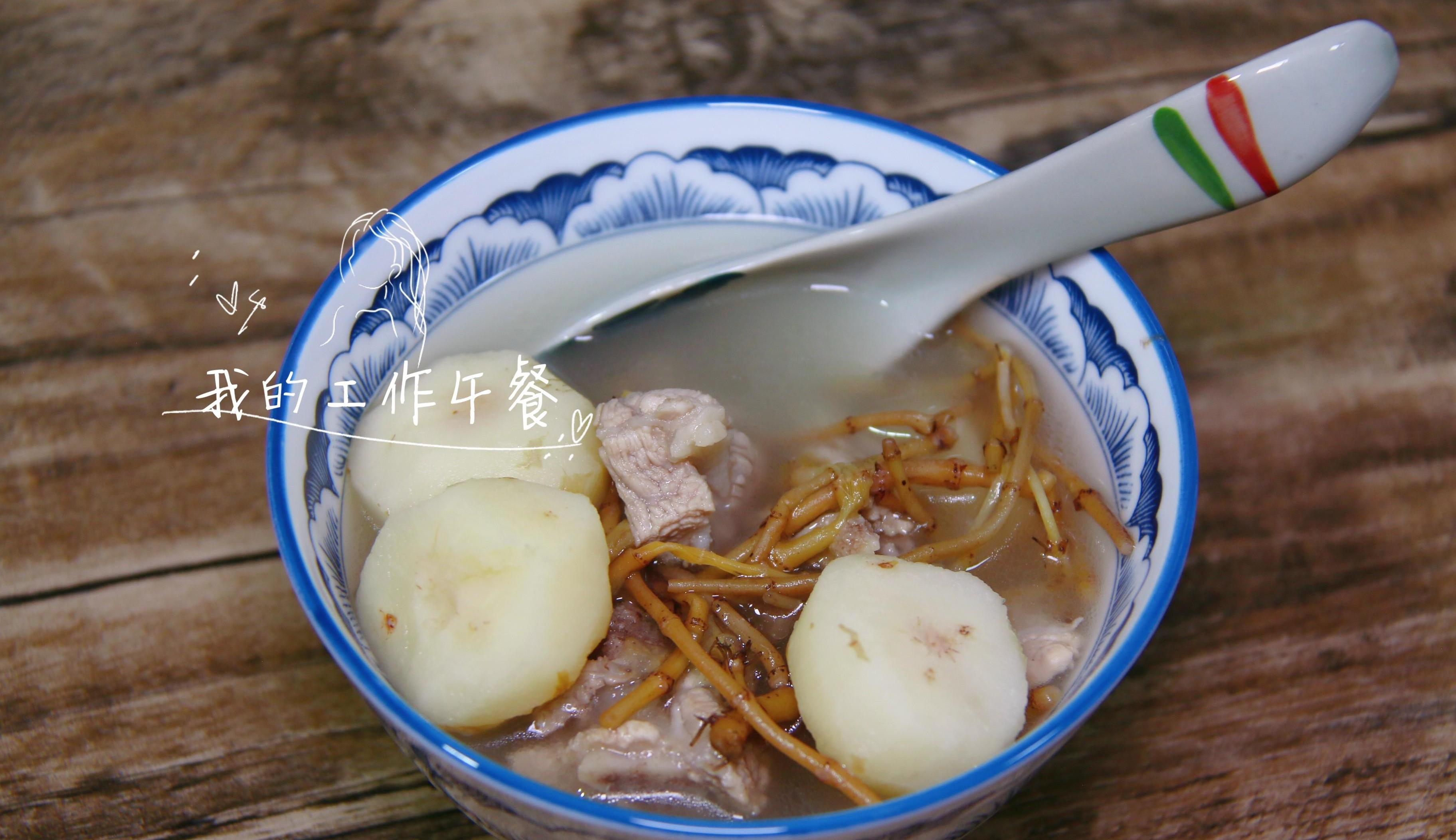 魚腥草,馬蹄,和豬肉這三種主要的材料放在一起燉湯,有清咽利嗓,潤喉