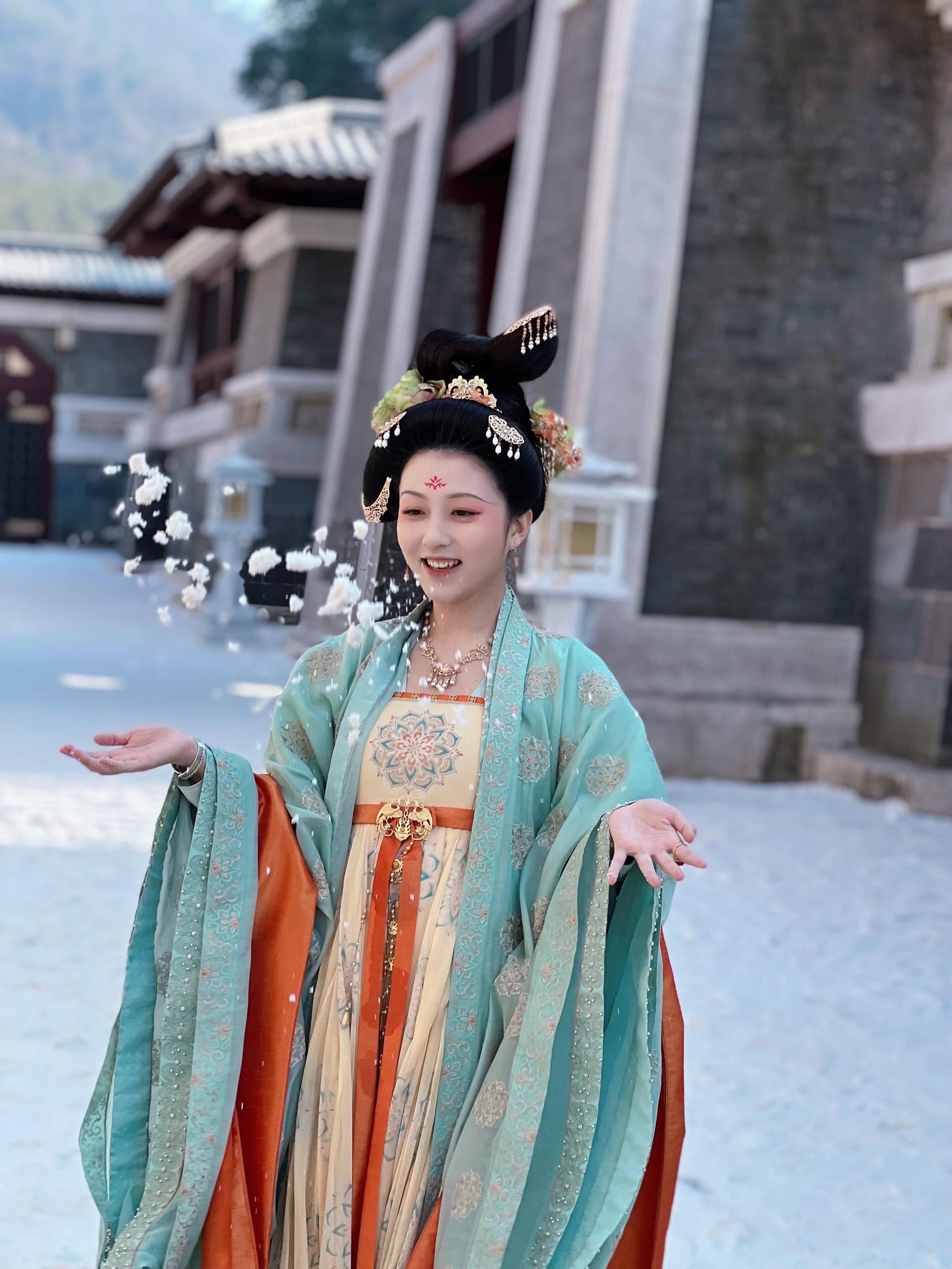 被苏梦芸《花琉璃轶闻》的古典妆容美到了_发型_观众_经典