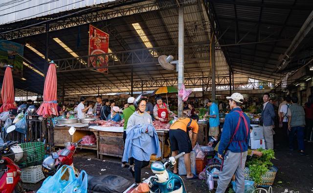 老挝万象旅游:探访当地永珍菜市场,湖南女老板说一年至少挣10万_中国