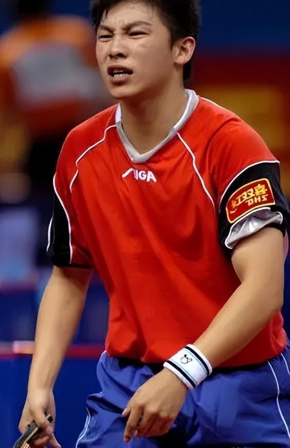 2009年他参加朋友聚合,相识吕文婷,对方1984年生,小他一岁,父母都是