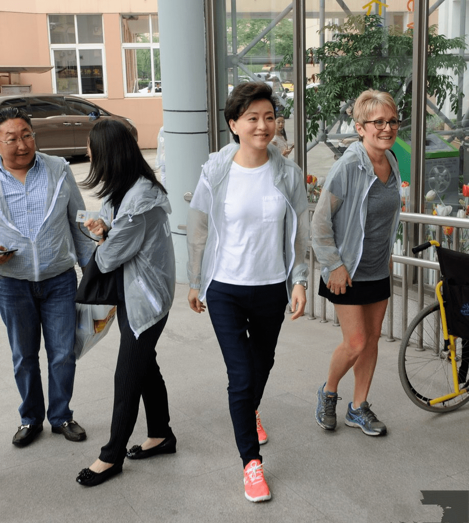 路人在机场拍的杨澜,头发稀疏还驼背,沧桑得很却越看越舒服!