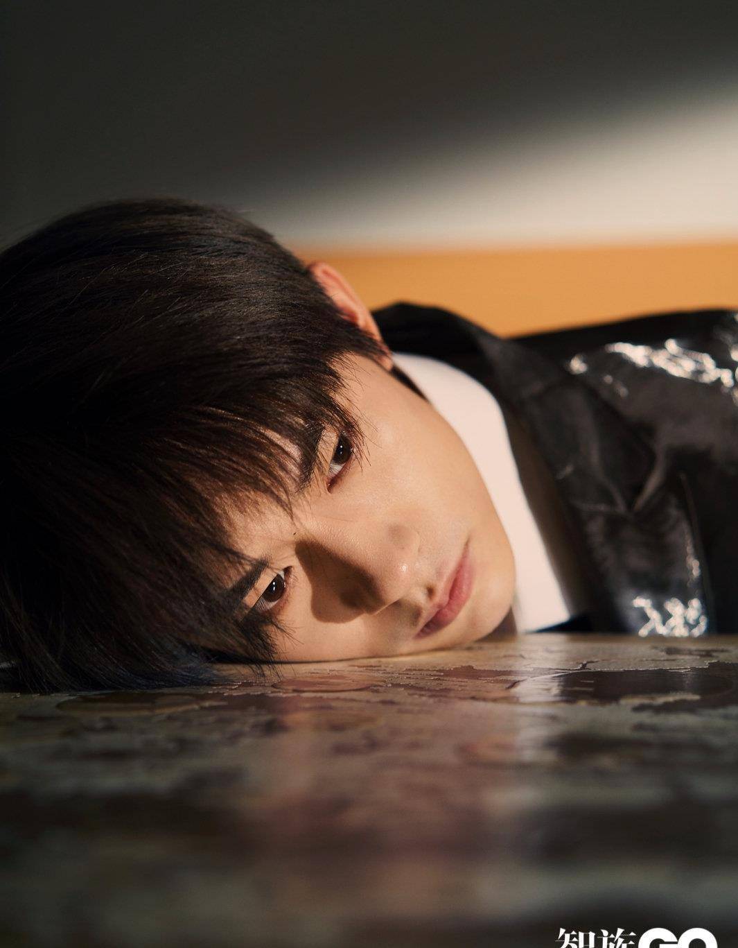 易烊千玺也找不到发廊了吗?刘海盖眼双眼迷离,忧郁少年上线!