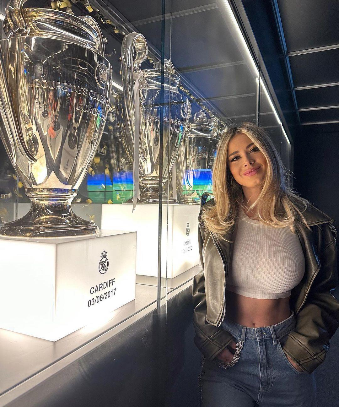 可是随着女友这次造访伯纳乌,让不少球迷再度回想起五年前的那场比赛.